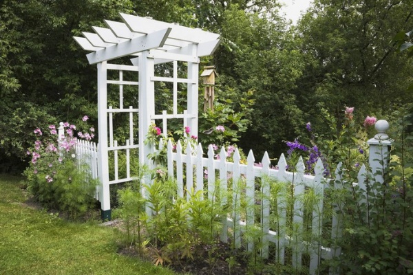 10 ý tưởng thiết kế hàng rào màu trắng ngọt ngào, lãng mạn cho ngôi nhà vườn của bạn