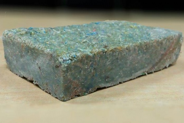 Sinh viên Ấn Độ chế tạo gạch từ rác thải nhựa