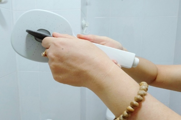 Cách khắc phục nước yếu khi tắm vòi sen