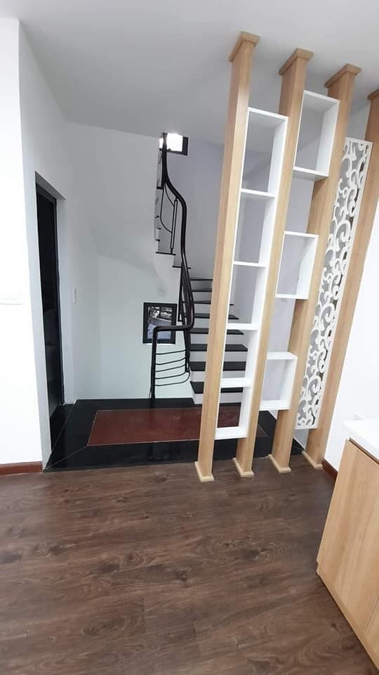 Nhà mới xây thiết kế rất hiện đại , nội thất đầy đủ, cách ngã tư sở 100m, 35m2 , mặt tiền 4.2m !