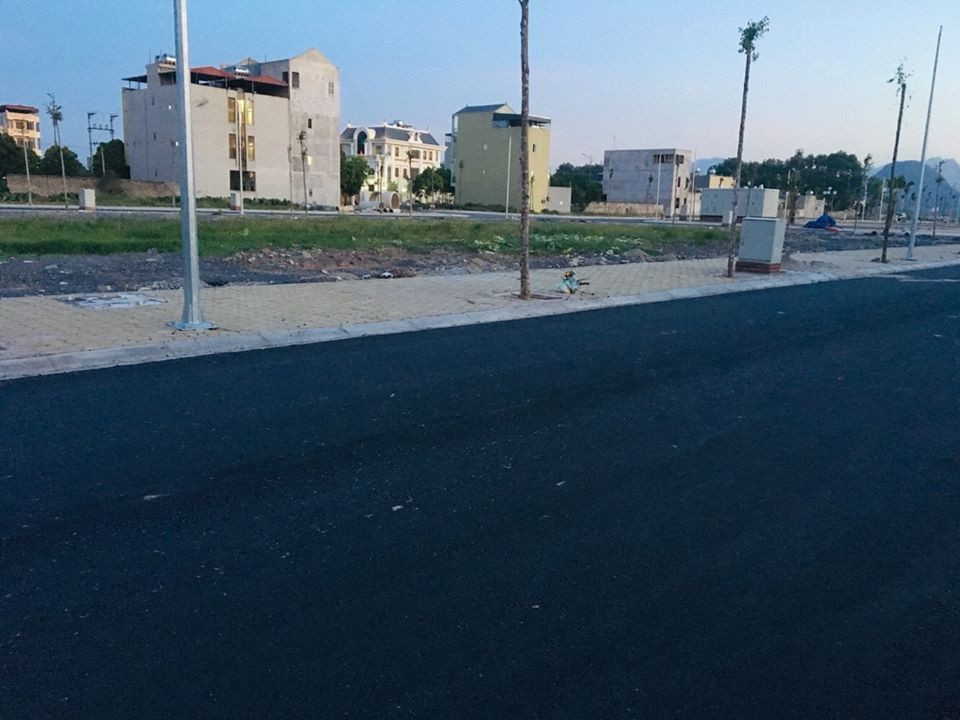 Ông anh cần bán lô đất khu hai pha mới.Mặt tiền 7m, diện tích 354m2. Hướng Đông Nam.Phủ Lý