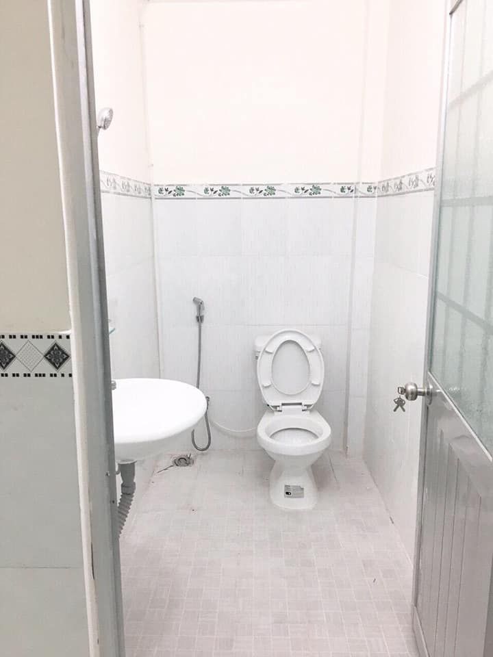 Bán nhà sổ hồng riêng.lê lợi .hóc môn. Vị trí đẹp Diện tích 4 x 17 . Giá 2,4 tỷ. Còn thương lượng