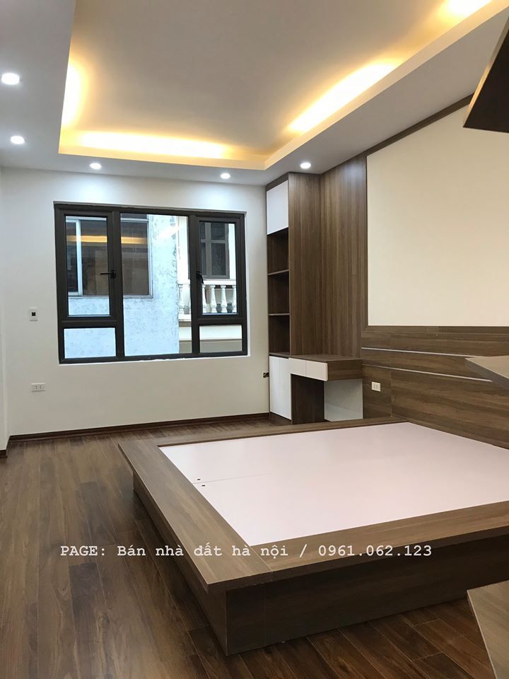 Bán nhà Nguyễn Trãi, Thanh Xuân, diện tích 35m2, xây mới 5 tầng. Full nội thất gồm giường, tủ,kệ TV