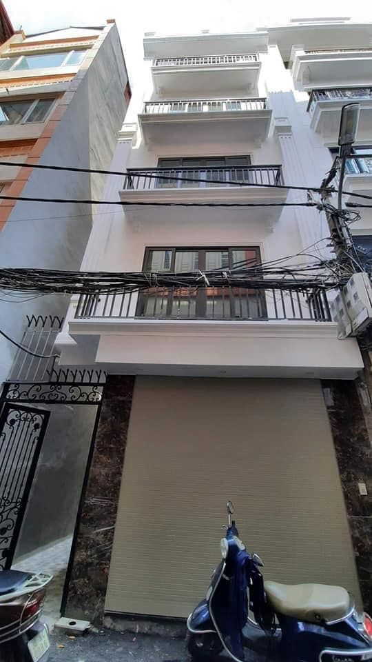 Nhà mới xây thiết kế rất hiện đại , nội thất đầy đủ, cách ngã tư sở 100m, 35m2 , mặt tiền 4.2m !