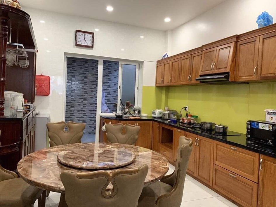 Tôi chính chủ cần bán gấp căn nhà như hình sao lưng chợ Bình Chánh,