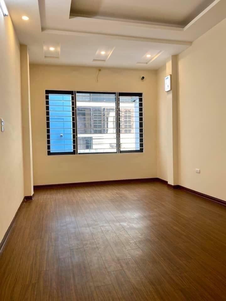 Ô tô đỗ gần nhà vài mét. Ngõ thông, rộng rãi. Dt 36m2, 4 tầng, 4 ngủ. Trung tâm quận Đống Đa
