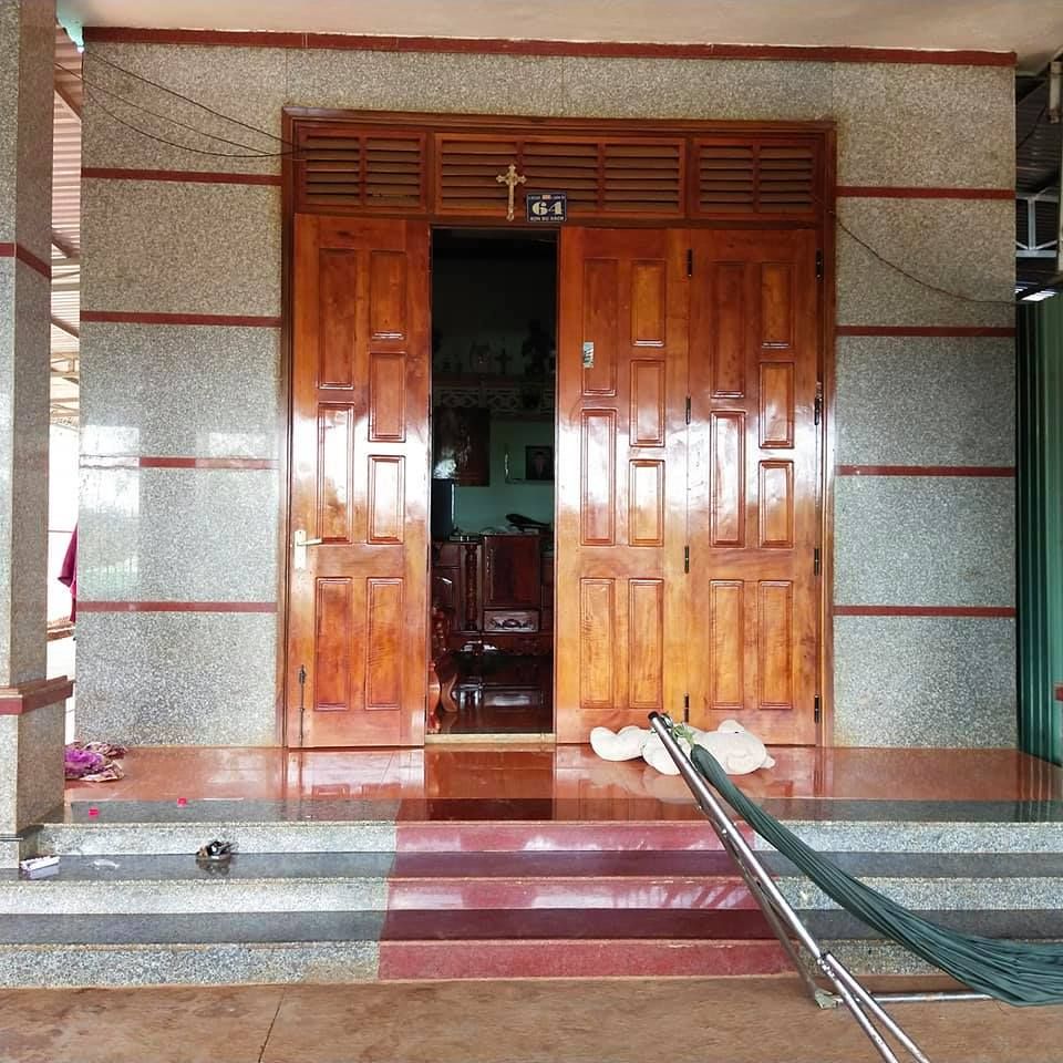 Cần bán gấp nhà đất 600m2 đất thổ cư , nhà 4 phòng ngủ, 2 phòng wc ,mái vòm xung quanh