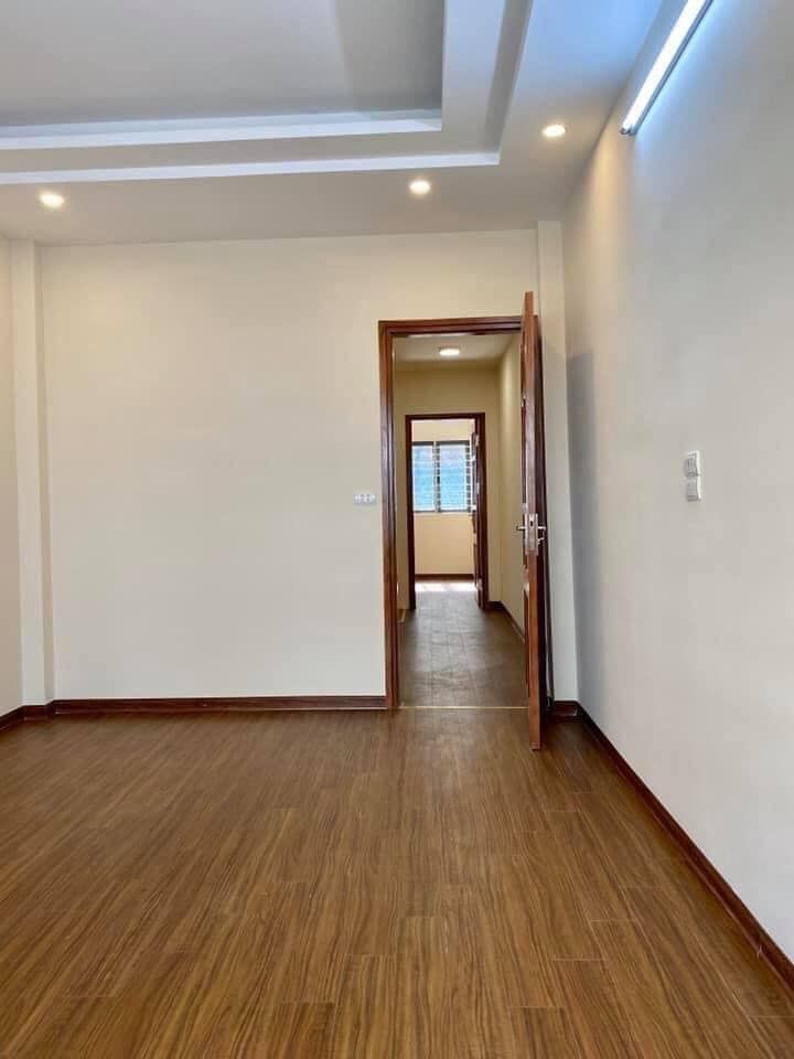 Ô tô đỗ gần nhà vài mét. Ngõ thông, rộng rãi. Dt 36m2, 4 tầng, 4 ngủ. Trung tâm quận Đống Đa