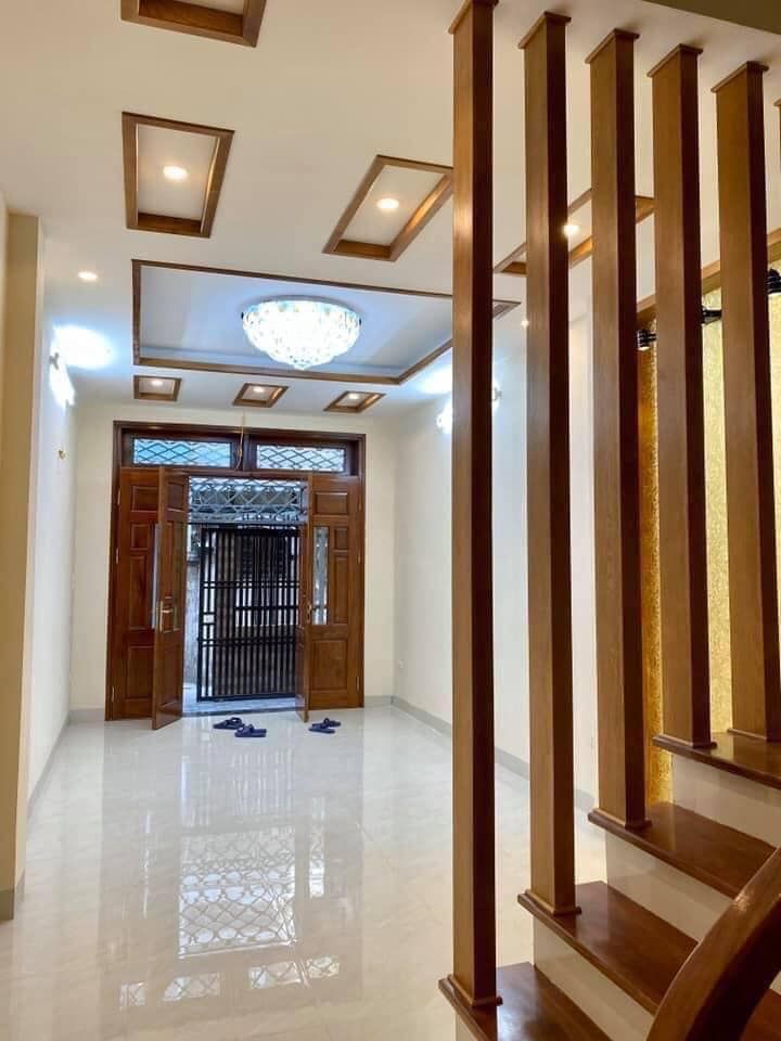 Ô tô đỗ gần nhà vài mét. Ngõ thông, rộng rãi. Dt 36m2, 4 tầng, 4 ngủ. Trung tâm quận Đống Đa