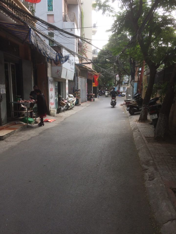 Ô tô đỗ gần nhà vài mét. Ngõ thông, rộng rãi. Dt 36m2, 4 tầng, 4 ngủ. Trung tâm quận Đống Đa