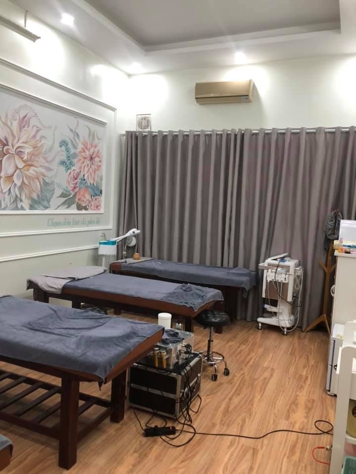Cho thuê nhà 4 tầng mặt phố kinh doanh tuyến phố chính đông đúc nhịn nhịp người qua lại.