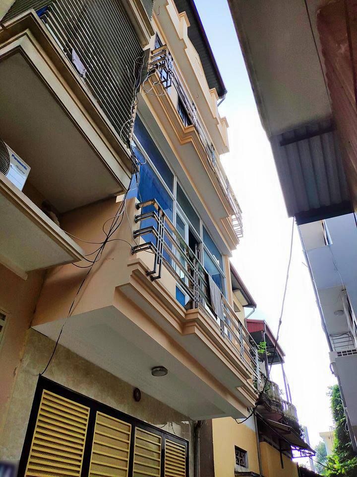 Tôi cần bán nhà DT mặt sàn 24m2 tại bồ đề long biên. Từ tầng 2 là 26m2, cách hồ gươm chỉ 7km.