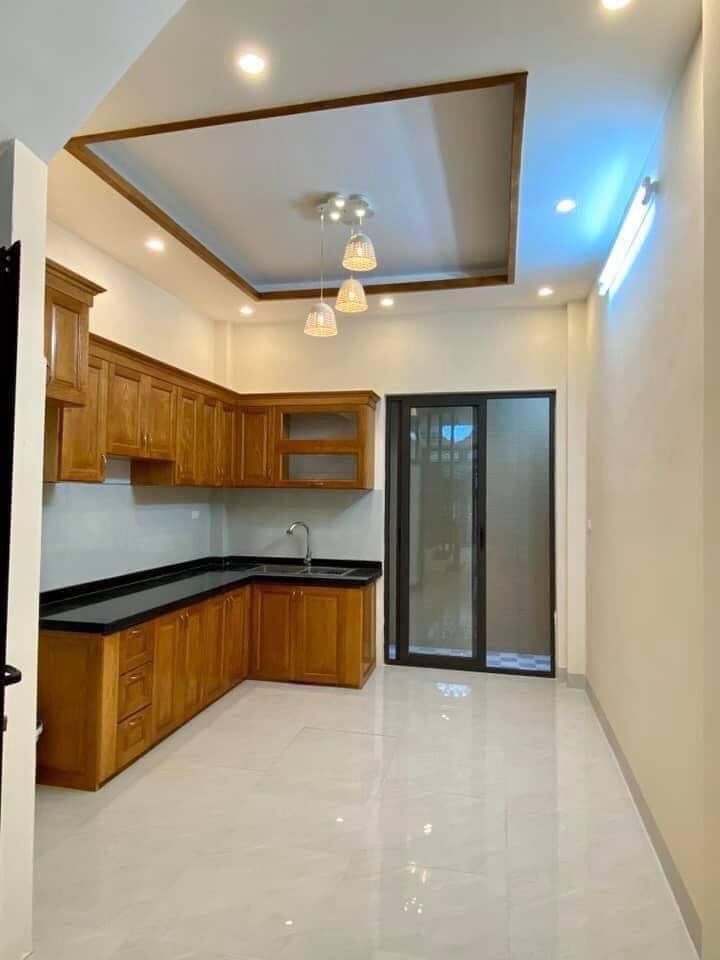Ô tô đỗ gần nhà vài mét. Ngõ thông, rộng rãi. Dt 36m2, 4 tầng, 4 ngủ. Trung tâm quận Đống Đa