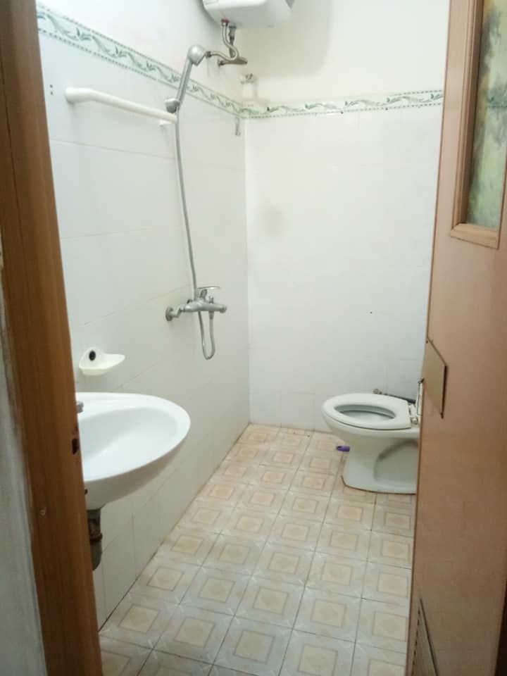 Bán nhà 2 tầng, mặt ngõ thông ôtô vào được, gần UBND Phường Tân Thịnh, TP Hòa Bình.