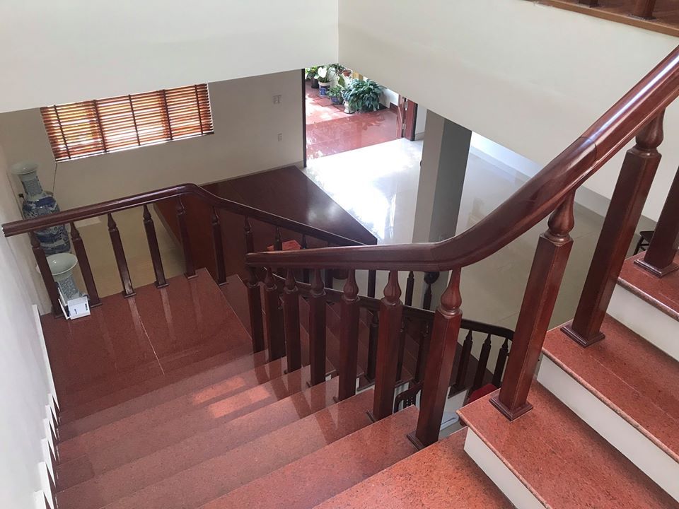 Gia đình cần bán ngôi nhà biệt thự. Nằm trên mặt đường 10,5m2.Gần chợ Sato Cao Xanh.
