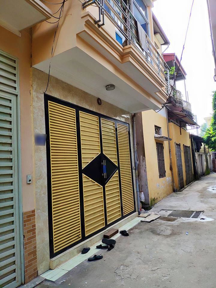 Tôi cần bán nhà DT mặt sàn 24m2 tại bồ đề long biên. Từ tầng 2 là 26m2, cách hồ gươm chỉ 7km.