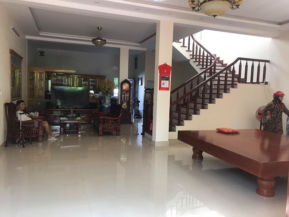 Gia đình cần bán ngôi nhà biệt thự. Nằm trên mặt đường 10,5m2.Gần chợ Sato Cao Xanh.