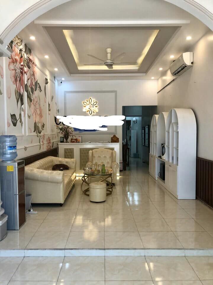 Cho thuê nhà 4 tầng mặt phố kinh doanh tuyến phố chính đông đúc nhịn nhịp người qua lại.