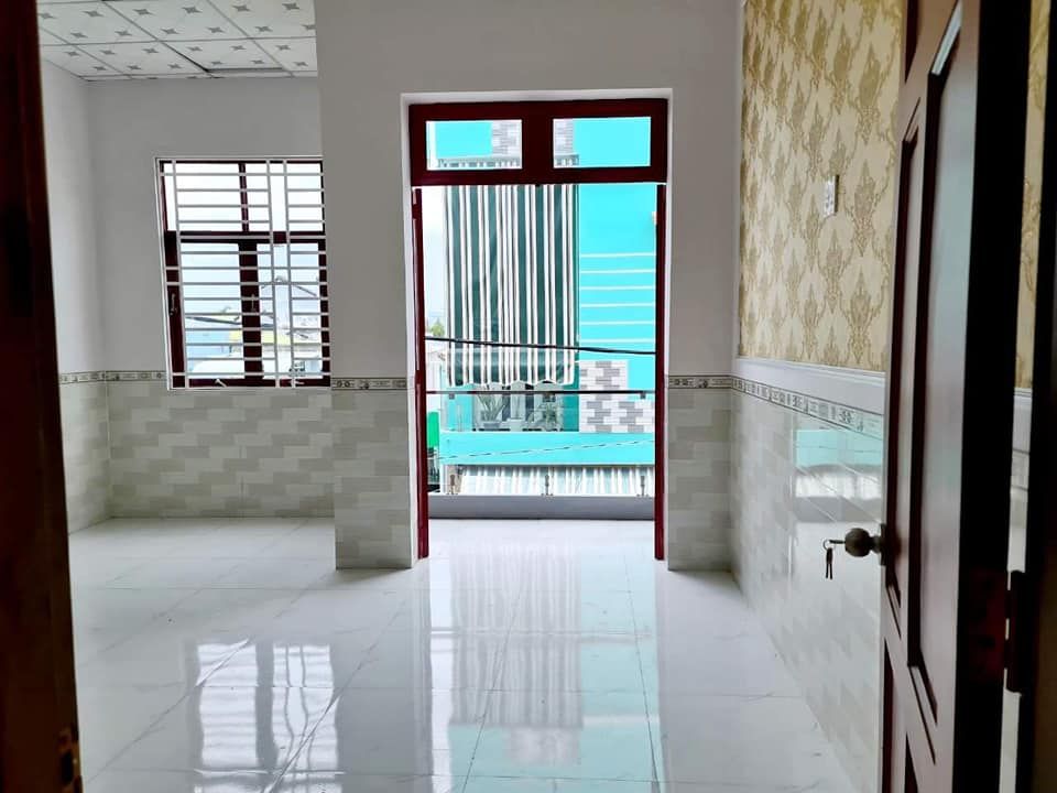 BÁN NHÀ LẦU ĐÚC MỚI ĐẸP, DIỆN TÍCH RỘNG RÃI. VỊ TRÍ ĐẸP ĐỐI DIỆN TRƯỜNG CAO ĐẲNG KĨ THUẬT.