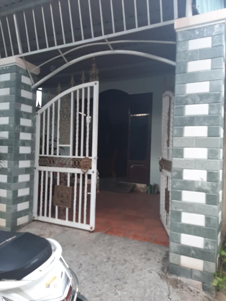 Diện tích 100m2, gồm có sân rộng, 1 phòng khách, 2 phòng ngủ, nhà bếp rộng, nhà vệ sinh rộng.