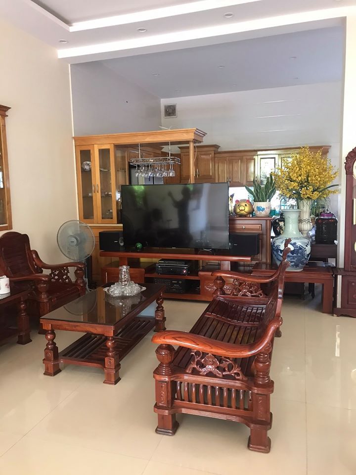 Gia đình cần bán ngôi nhà biệt thự. Nằm trên mặt đường 10,5m2.Gần chợ Sato Cao Xanh.