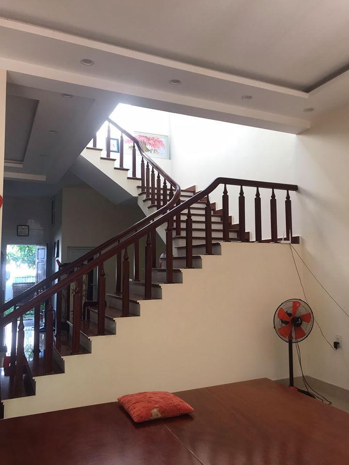 Gia đình cần bán ngôi nhà biệt thự. Nằm trên mặt đường 10,5m2.Gần chợ Sato Cao Xanh.
