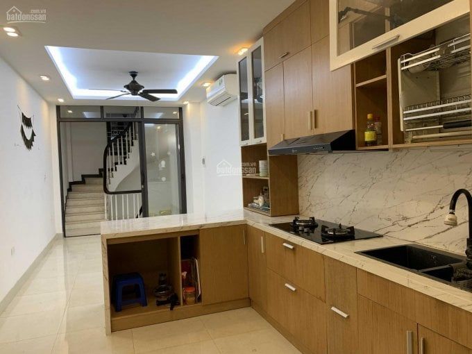 Cho thuê nhà nguyên căn mặt ngõ Thái Thịnh, nhà 2 mặt thoáng, cách chợ Vĩnh Hồ 10m.