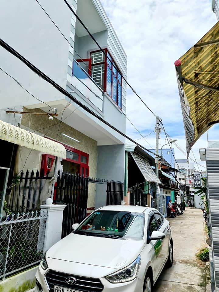 BÁN NHÀ LẦU ĐÚC MỚI ĐẸP, DIỆN TÍCH RỘNG RÃI. VỊ TRÍ ĐẸP ĐỐI DIỆN TRƯỜNG CAO ĐẲNG KĨ THUẬT.
