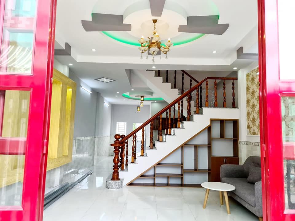 BÁN NHÀ LẦU ĐÚC MỚI ĐẸP, DIỆN TÍCH RỘNG RÃI. VỊ TRÍ ĐẸP ĐỐI DIỆN TRƯỜNG CAO ĐẲNG KĨ THUẬT.