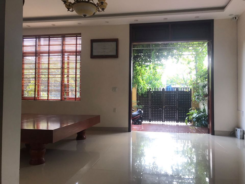 Gia đình cần bán ngôi nhà biệt thự. Nằm trên mặt đường 10,5m2.Gần chợ Sato Cao Xanh.