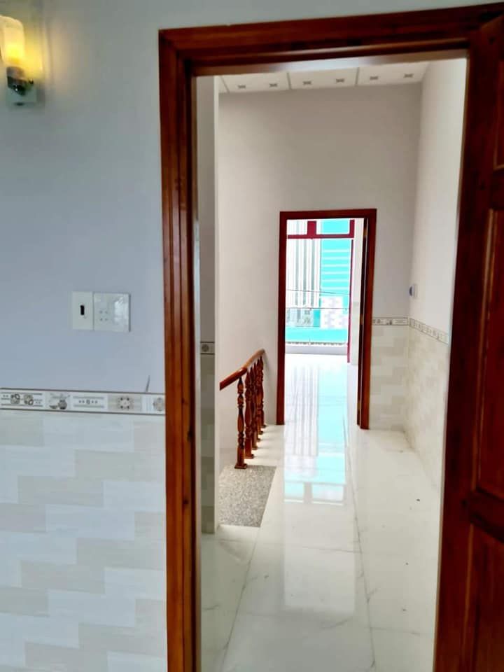 BÁN NHÀ LẦU ĐÚC MỚI ĐẸP, DIỆN TÍCH RỘNG RÃI. VỊ TRÍ ĐẸP ĐỐI DIỆN TRƯỜNG CAO ĐẲNG KĨ THUẬT.