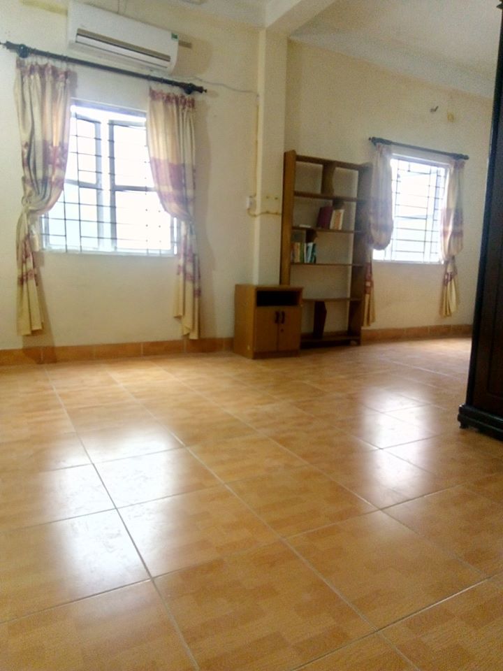 PHÒNG ĐƯỜNG LÁNG Không gian sống yên tĩnh. Sạch sẽ Thoáng mát.Nhà có nhiều cửa sổ. Khóa Vân tay.