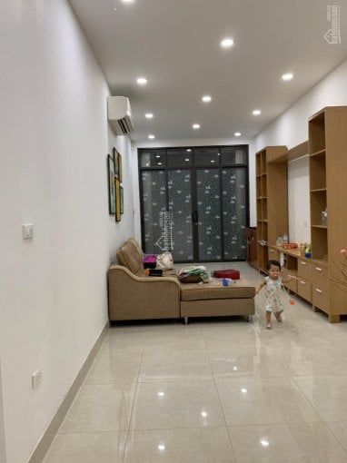 Cho thuê nhà nguyên căn mặt ngõ Thái Thịnh, nhà 2 mặt thoáng, cách chợ Vĩnh Hồ 10m.