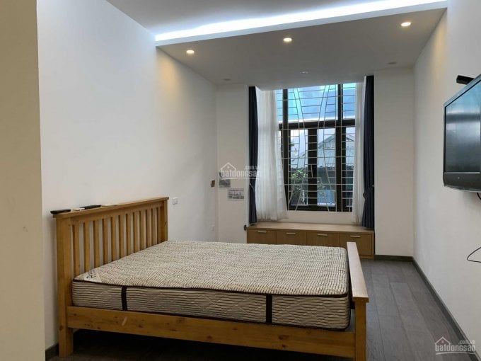 Cho thuê nhà nguyên căn mặt ngõ Thái Thịnh, nhà 2 mặt thoáng, cách chợ Vĩnh Hồ 10m.