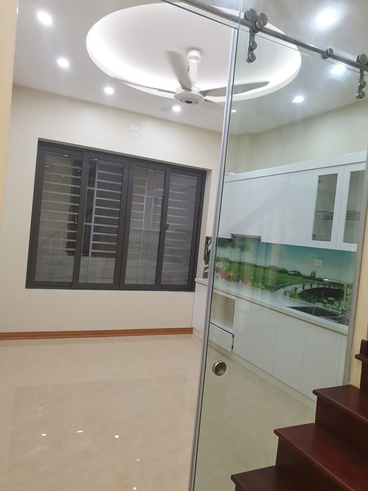 Bán nhà Trần Quốc Hoàn, Cấu Giấy - Ô tô vào nhà - 40m2 - Hợp ở và KD - 2 thoáng