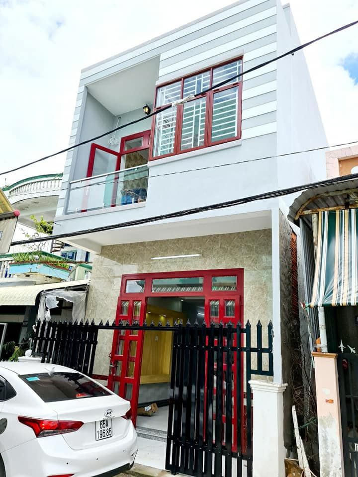 BÁN NHÀ LẦU ĐÚC MỚI ĐẸP, DIỆN TÍCH RỘNG RÃI. VỊ TRÍ ĐẸP ĐỐI DIỆN TRƯỜNG CAO ĐẲNG KĨ THUẬT.