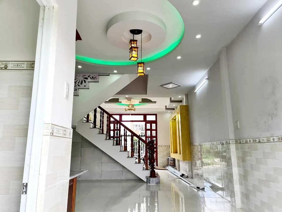 BÁN NHÀ LẦU ĐÚC MỚI ĐẸP, DIỆN TÍCH RỘNG RÃI. VỊ TRÍ ĐẸP ĐỐI DIỆN TRƯỜNG CAO ĐẲNG KĨ THUẬT.