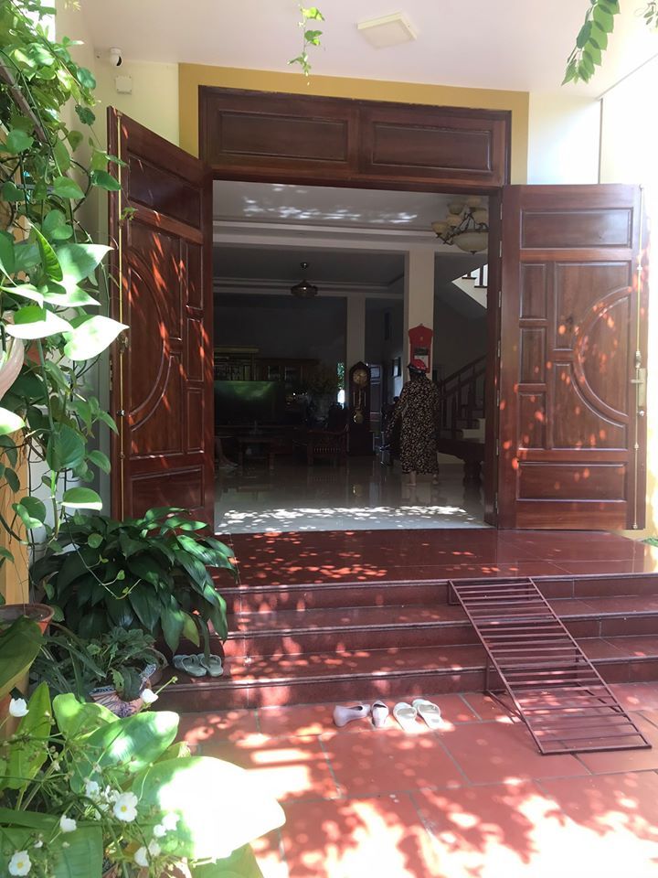 Gia đình cần bán ngôi nhà biệt thự. Nằm trên mặt đường 10,5m2.Gần chợ Sato Cao Xanh.