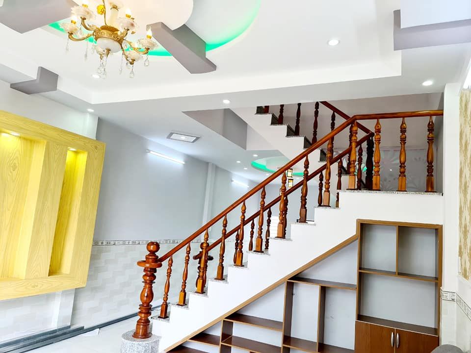 BÁN NHÀ LẦU ĐÚC MỚI ĐẸP, DIỆN TÍCH RỘNG RÃI. VỊ TRÍ ĐẸP ĐỐI DIỆN TRƯỜNG CAO ĐẲNG KĨ THUẬT.