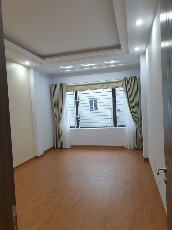 Bán nhà Trần Quốc Hoàn, Cấu Giấy - Ô tô vào nhà - 40m2 - Hợp ở và KD - 2 thoáng