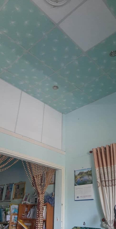 Diện tích 100m2, gồm có sân rộng, 1 phòng khách, 2 phòng ngủ, nhà bếp rộng, nhà vệ sinh rộng.