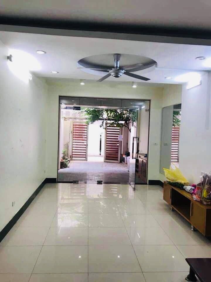 Chính chủ cho thuê nhà tại Vương Thừa Vũ - Hoàng Văn Thái Ô tô đỗ cách nhà 5m 70m đất, sân rộng 16m