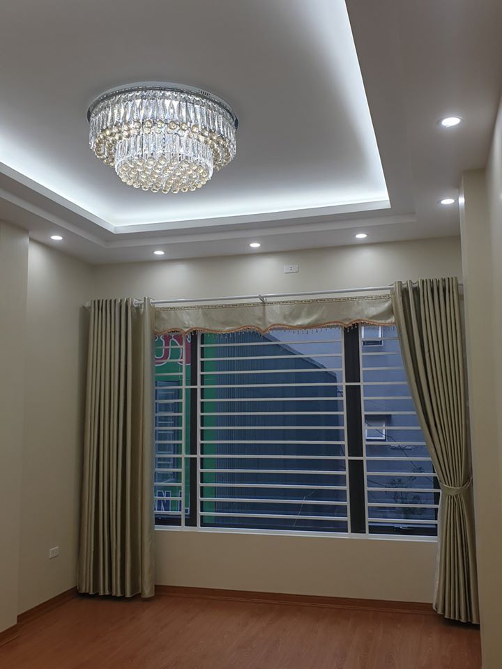 Bán nhà Trần Quốc Hoàn, Cấu Giấy - Ô tô vào nhà - 40m2 - Hợp ở và KD - 2 thoáng
