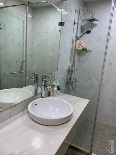 Cho thuê nhà nguyên căn mặt ngõ Thái Thịnh, nhà 2 mặt thoáng, cách chợ Vĩnh Hồ 10m.