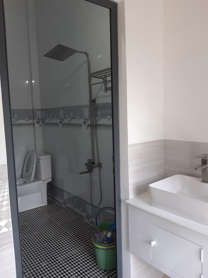 Một trệt một lầu gần chợ Sao Mai. Ngang 5m dài 18m. Nhà thiết kế mới đẹp.