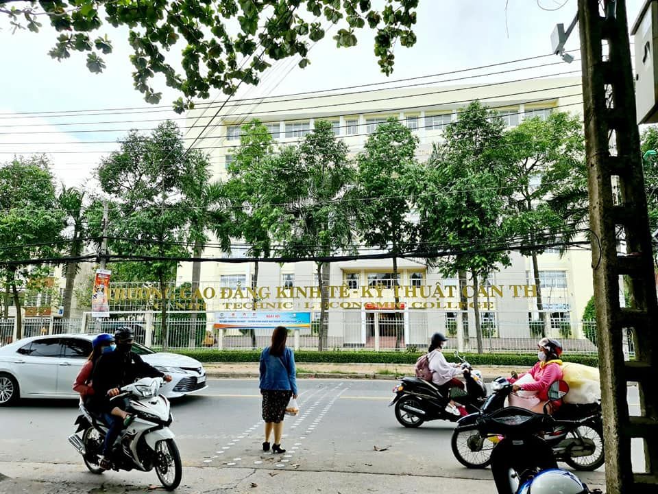 BÁN NHÀ LẦU ĐÚC MỚI ĐẸP, DIỆN TÍCH RỘNG RÃI. VỊ TRÍ ĐẸP ĐỐI DIỆN TRƯỜNG CAO ĐẲNG KĨ THUẬT.