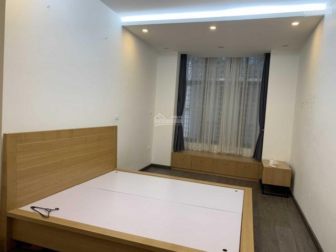 Cho thuê nhà nguyên căn mặt ngõ Thái Thịnh, nhà 2 mặt thoáng, cách chợ Vĩnh Hồ 10m.