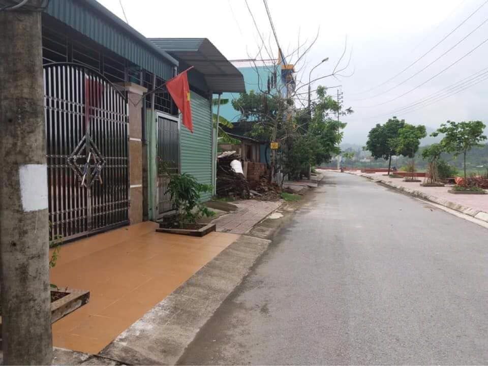 gia đình đã chuyển về hà nội nên nhà em cần bán Nhà cấp 4 xây kiên cố khung cột tại tổ 6 phường Him