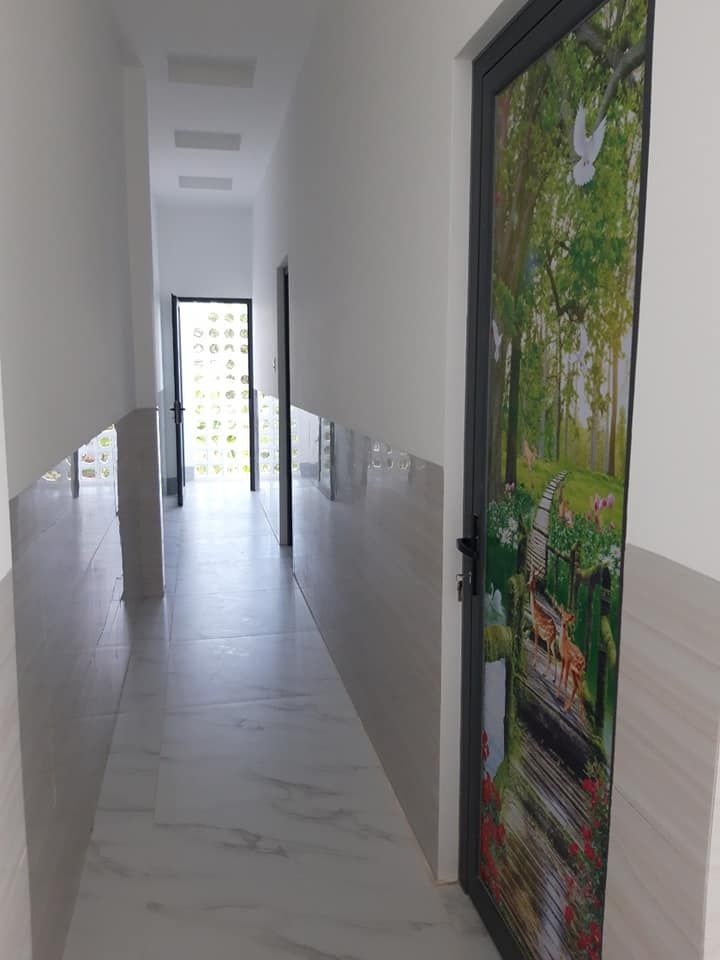 Một trệt một lầu gần chợ Sao Mai. Ngang 5m dài 18m. Nhà thiết kế mới đẹp.