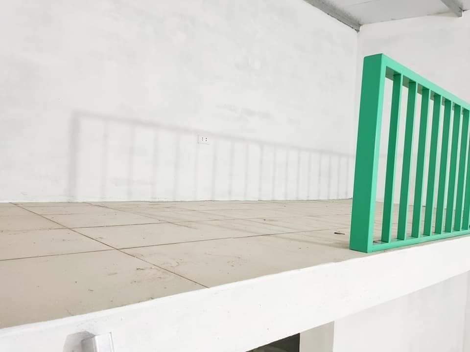 Còn trống 01 phòng. Diện tích 21m2.phòng có điều hòa. Số nhà 23 ngõ 1 đường lạc Long Quân phường KQ